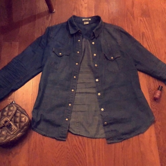 Levi's Tops - Levi's denim blouse!